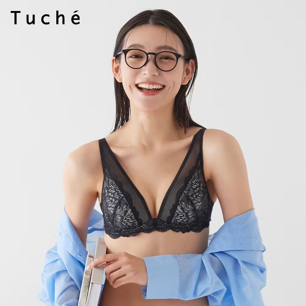 Tuche サイドすっきり ノンワイヤーブラジャーを着用したモデル