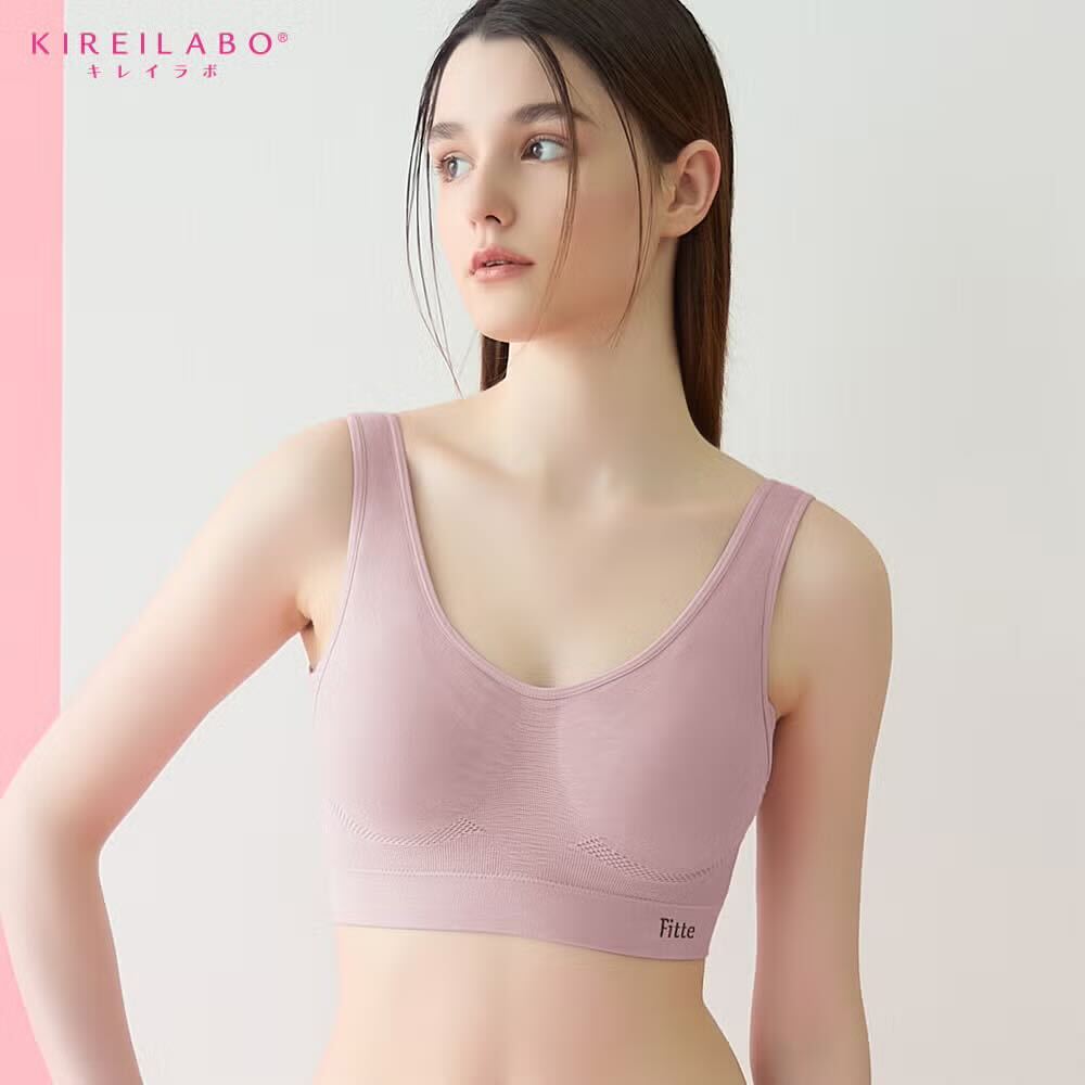 KIREILABO 24時間使える ノンワイヤー マルチブラを着用したモデル